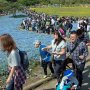 【ひたち海浜公園2017】途切れること無く続々と丘を登ってくる人々  