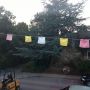 En toen dit... Lappen aan touwen tussen lantarenpalen. WHY?! 