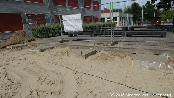 Vanmiddag is men op @rodenborch #rosmalen begonnen met de fundering van de noodunits