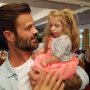 Dit is Emma. Ze is zes jaar oud, en 64cm lang. Emma heeft een groeistoirnis die Primordiale Dwerggroei heet. Er zijn maar een paar honderd kinderen die het hebben, op de hele wereld. En één keer per jaar komen die kinderen vanuit alle landen naar Liverpool. Een feest voor Emma. Hier is ze niet anders dan de rest. Er wordt gespeeld en gesport, ouders wisselen ervaringen en kennis uit. Er is weinig bekend over de groeistoornis, en omdat er zo weinig mensen aan lijden, is er ook veel te weinig geld voor onderzoek en begeleiding. Kijk maar eens op de site in mijn bio voor meer informatie over Walking with Giants. 
Emma's avonturen kun je volgen op @emma.vd.linden En... vanaf 27sept in mijn nieuwe programma Arie en de kleine mensen (@net5nl). Ik weet zeker dat je haar, en haar prachtige familie, daarna in je hart sluit. Net als ik dat deed.