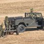 【習志野駐屯地 降下訓練始め】運ばれてきた高機動車に取りついた自衛官の方々が完全に原住民な件ｗ