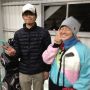@koniglio 打ちっ放しに行ったら、見たことのある子が彼女とホンワカ空気でゴルフしてたのだよぉぉ〜(笑)シュン君かと思った(=ﾟωﾟ)ﾉ