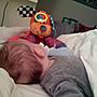 #kids Mika ligt met pappa en doggy in bed... Vroeg slapen