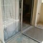 Op dit balkon kon ik vorig jaar bij m'n oma in Tripoli op wifi van de buren. Zo dichtbij was de explosie vandaag.
