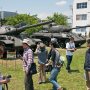 【武山駐屯地 東部方面混成団創立6周年記念行事】完璧に広報展示用って感じですがなかなかの注目度ｗ 