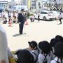 着ぐるみをﾅﾃﾞｪ…してる子が左に