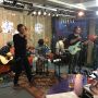 Drukte in het glazen huis! Nu ook nog chef's special live! In your arms! #3fm #sr14 