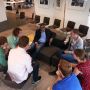 Deelnemers aan ANP's @4deverdieping pitchen hun ideeën bij Raju Narisetti, senior vice president #NewsCorp