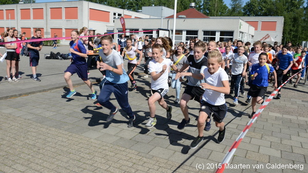 Op @rodenborch #rosmalen lopen de leerlingen een #sponsorloop met #hindernissen om geld op te halen voor #kwf