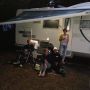Zomers weertje in Lépin-le-lac. Kids op bed en wij aan de glühwein. Morgen richting Afghanistan.