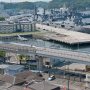 横須賀基地を一望できる丘の上から見下ろしてみる 逸見岸壁にいずも以外の船が停まってるのはなかなかレアだｗ くにさきの奥に停まってるのはきりしまさんか？ 