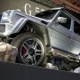 【東京オートサロン2016】参考出品車のG550 4×4 1個のタイヤにそれぞれダンパーが2本装備されとる