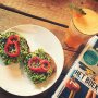Heb je onze avocadotoast al weleens geproefd? 💚 #avocadotoast #juice #hetboekvanjet @jetvannieuwkerk @carreraculinair