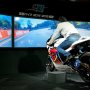 【東京オートサロン2016】ホンダブース マン島TT Zero Challengeクラスにて、2年連続優勝を果たしたチーム無限の神電 四 シミュレーター風の展示となってました