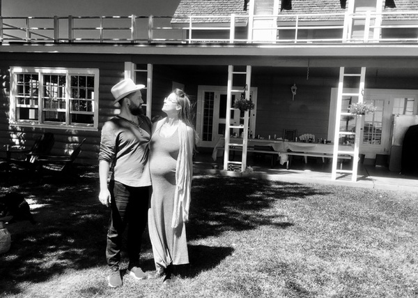 Papa Elliott Dunwody VII, Mama Leah Justine Barlow & 8 mo. young Whozit? on the front lawn of the Bar Cross. 