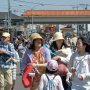 【厚木基地日米親善春まつり2016】正門ゲートでの手荷物検査を終え続々と敷地内になだれ込んで来るお客さん 待機列が長くなったからか正門ゲートは9時に開門となったようです 