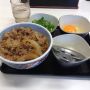 バスの待ち時間で朝ごはん こんだけ食べれば夕方まで平気っしょ 
