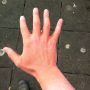 Iemand nog een handmodel nodig? Hij zit nu lekker in de make-up